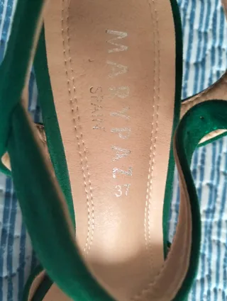 Sandalias y bolso ante verde y dorado