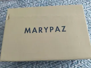 Sandalias y bolso ante verde y dorado