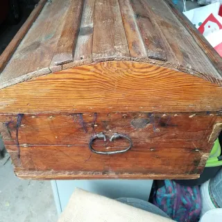 Baúl antiguo de madera estilo vintage