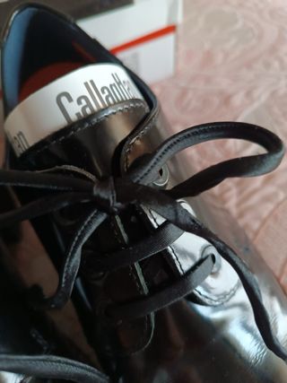 (37) Zapatos blucher Callaghan charol negros