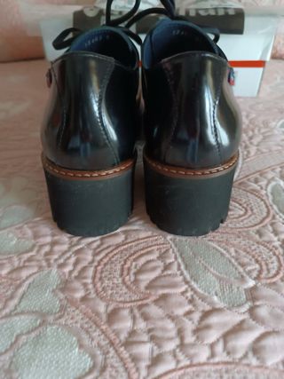 (37) Zapatos blucher Callaghan charol negros