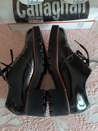 (37) Zapatos blucher Callaghan charol negros