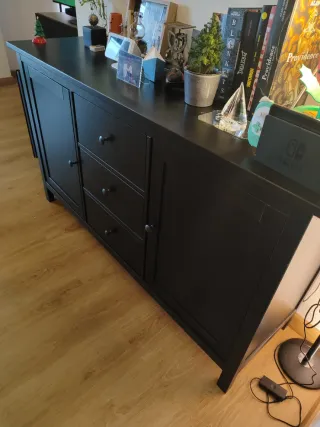 Cómoda negra IKEA