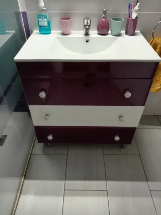 Mueble de baño morado y blanco