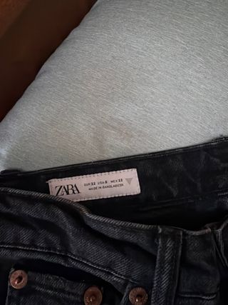 Pantalón vaquero Zara negro talla 32