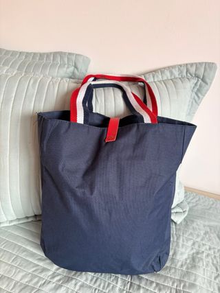 Bolso tela azul marino con detalles rojos