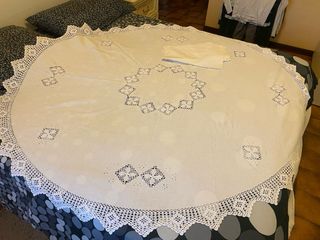 Tovaglia rotonda corredo ricamata con tovaglioli
