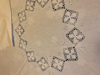 Tovaglia rotonda corredo ricamata con tovaglioli