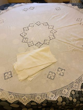 Tovaglia rotonda corredo ricamata con tovaglioli