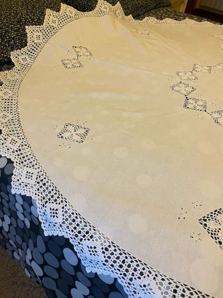 Tovaglia rotonda corredo ricamata con tovaglioli