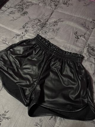 Pantalones cortos efecto piel