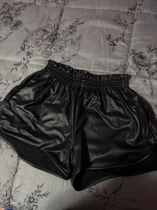 Pantalones cortos efecto piel