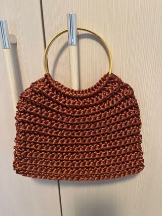 Bolso de mano marrón con aro dorado