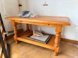 Mesa baja de madera rústica