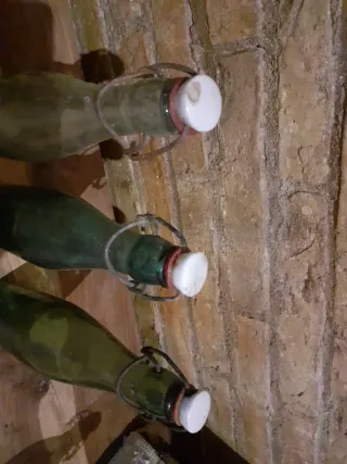 Vecchie bottiglie di soda con tappo