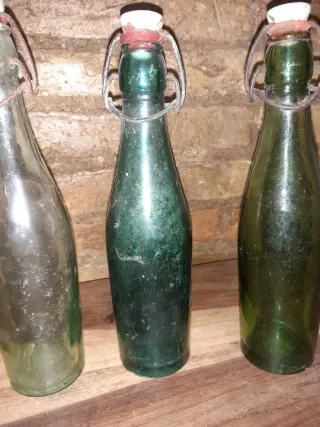 Vecchie bottiglie di soda con tappo