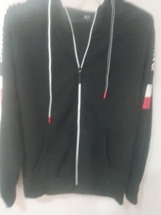 Sudadera con cremallera negra y detalles rojos