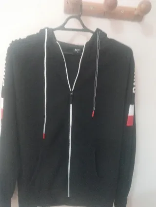 Sudadera con cremallera negra y detalles rojos