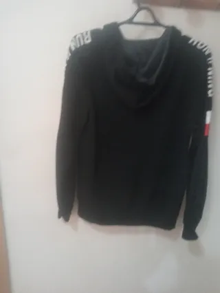 Sudadera con cremallera negra y detalles rojos