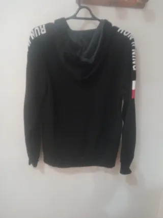 Sudadera con cremallera negra y detalles rojos