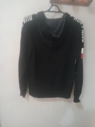 Sudadera con cremallera negra y detalles rojos