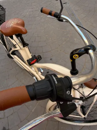 Bicicleta estilo paseo color crema