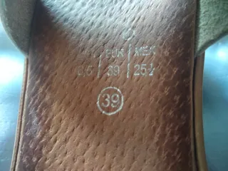 Sandalias blancas con cuña.