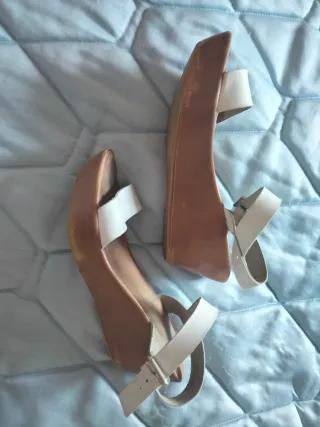 Sandalias blancas con cuña.