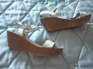 Sandalias blancas con cuña.