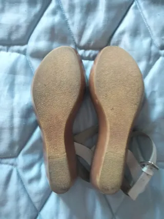 Sandalias blancas con cuña.