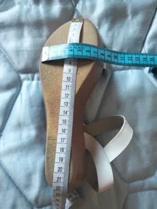 Sandalias blancas con cuña.