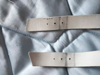 Sandalias blancas con cuña.