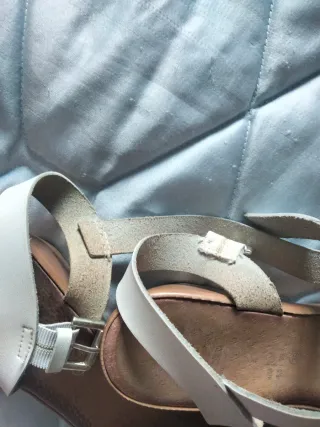 Sandalias blancas con cuña.