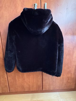 Cazadora peluche Bershka negra T.XS