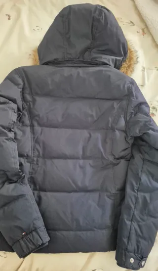 Abrigo de plumas azul con capucha