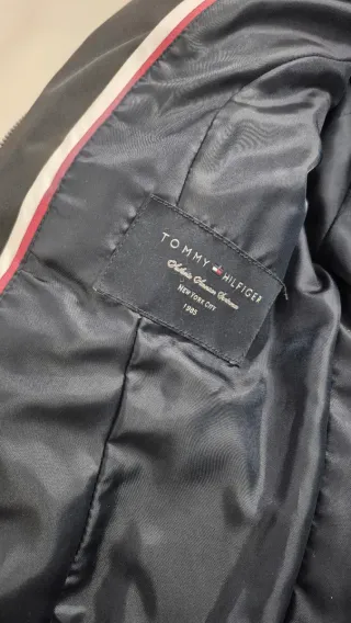 Abrigo de plumas azul con capucha