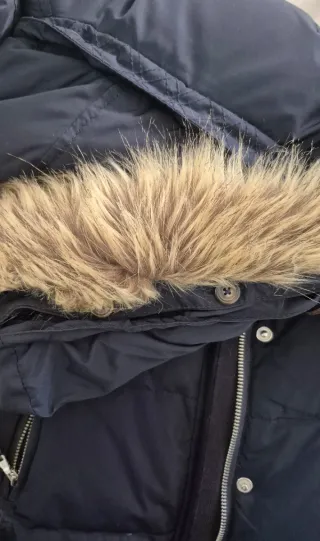 Abrigo de plumas azul con capucha