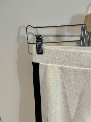 Pantalón Zara blanco banda lateral negra T.S