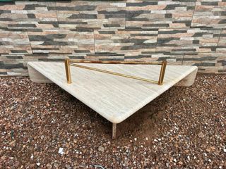 Estantería triangular de mármol y metal