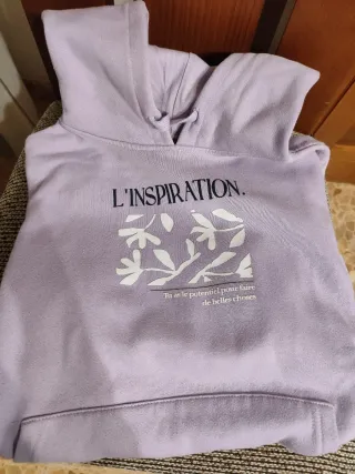 Sudadera lila con estampado