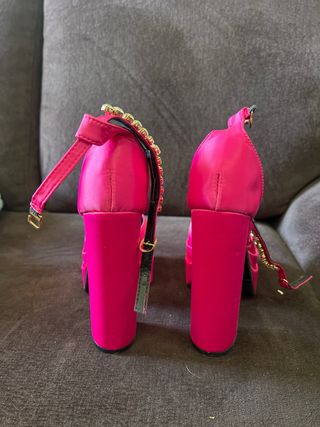 Zapatos de tacón rosa con plataforma y pedrería