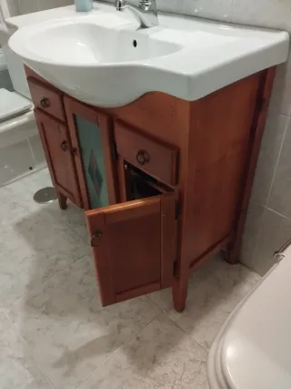 Mueble de baño con espejo de madera