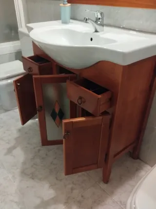 Mueble de baño con espejo de madera