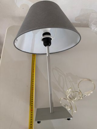 Lámpara de mesa gris y plateada