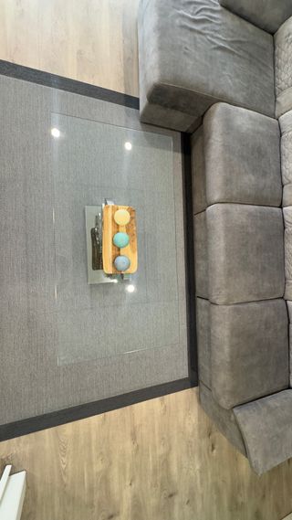 Mesa de centro cristal y metal con logo de Chanel