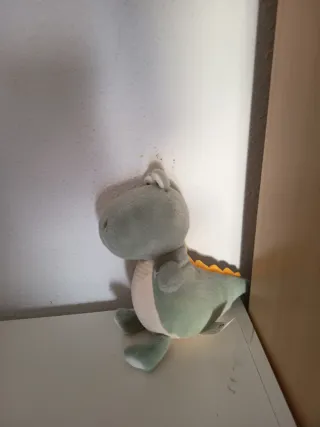Peluche dinosaurio tierno