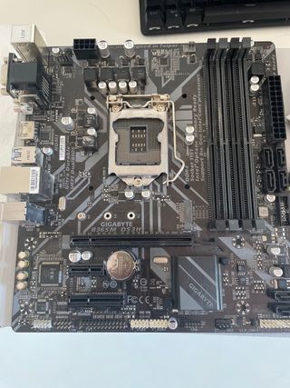 Placa Gigabyte B365M DS3H + i5 9400F + 8GB RAM