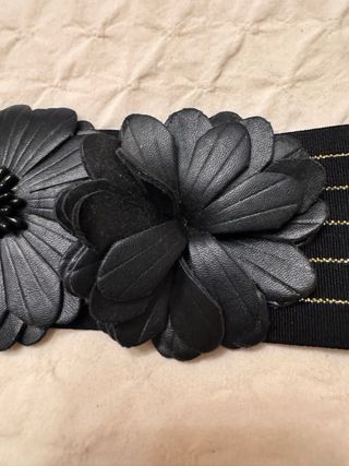 Cinturón elástico negro con flores