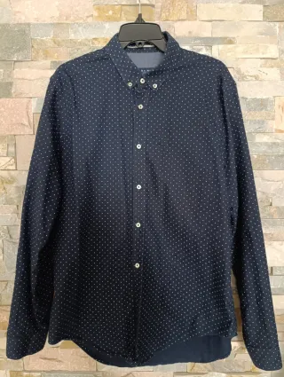 Camisa de vestir azul con puntos