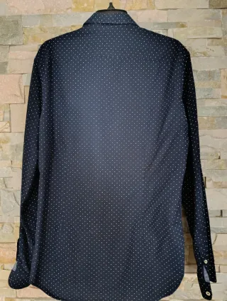 Camisa de vestir azul con puntos